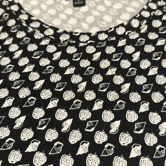 Beautiful Ann Taylor‎ Black with White Conch Shell Shirt - size Medium - Picture 3 of 6